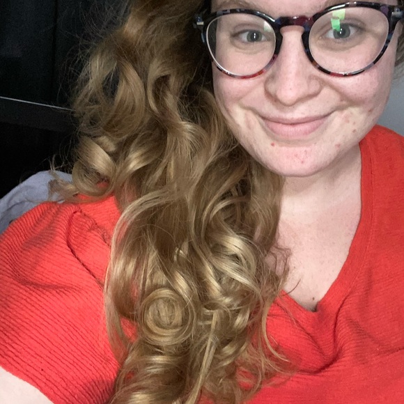 MEET YOUR POSHER, Emily W. 🎀 - Picture 3 of 8